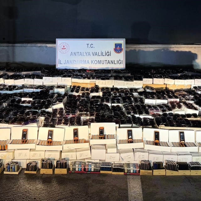 Manavgat'ta 25,5 milyonluk kaçak ürün operasyonu