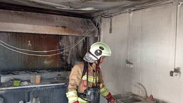 Defne'de iş yeri alevlere teslim oldu