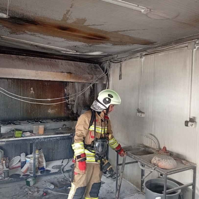 Defne'de iş yeri alevlere teslim oldu