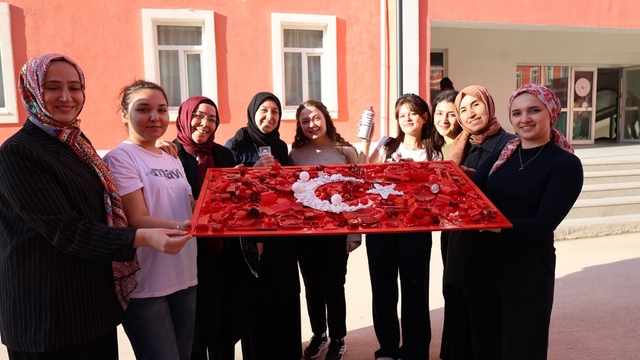 Bilecik'te sıfır atık etkinliğinde atıklarla Türk bayrağı oluşturuldu