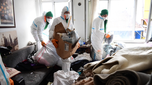 Bir daireden 4 kamyon çöp çıktı
Osmangazi Belediyesi çöp eve müdahale Etti, Kayıhan rahat nefes aldı
Kayıhan'da çöp ev temizliği vatandaşı rahatlattı