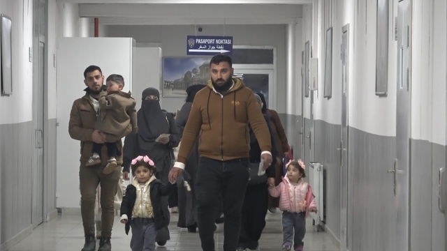 Kilis'te Suriyelilerin gönüllü dönüşü bayram sonrası da sürüyor
Öncüpınar'da Suriyelilerin gönüllü dönüşü gece gündüz sürüyor