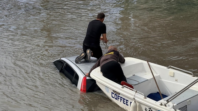 Antalya'da kontrolden çıkan otomobil ırmağa uçtu
Araçtaki 3 kişi kendi imkanlarıyla çıkmayı başardı, suya gömülen otomobil teknelerin halatıyla çıkarılmaya çalışıldı