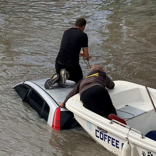 Antalya'da kontrolden çıkan otomobil ırmağa uçtu
Araçtaki 3 kişi kendi imka...