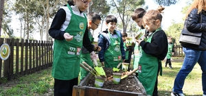 Orman Okulunda miniklere doğa dersi