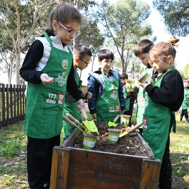 Orman Okulunda miniklere doğa dersi