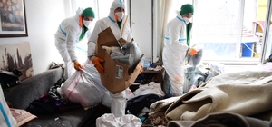 Mahkeme kararıyla boşaltılan evden 4 kamyon atık çıkarıldı