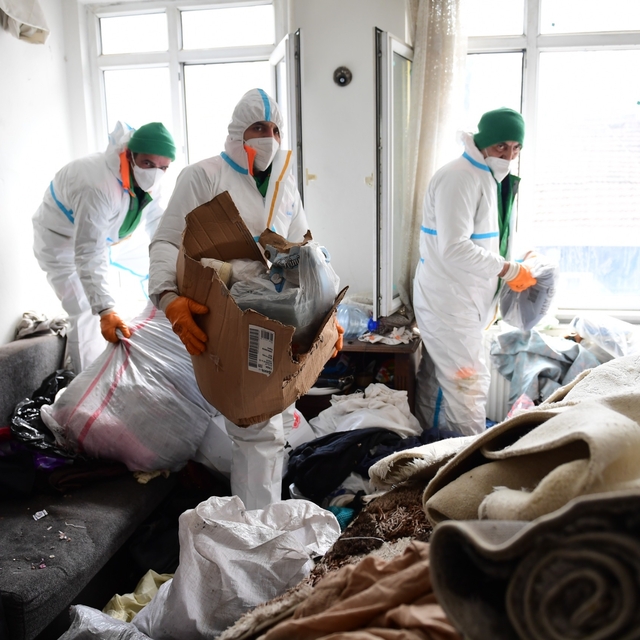 Mahkeme kararıyla boşaltılan evden 4 kamyon atık çıkarıldı