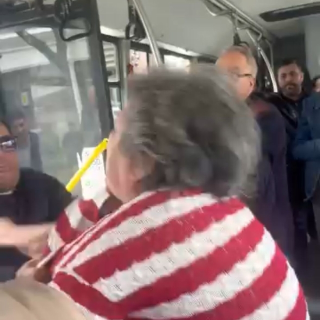 Bursa'da belediye otobüsündeki 'yer' kavgası kamerada