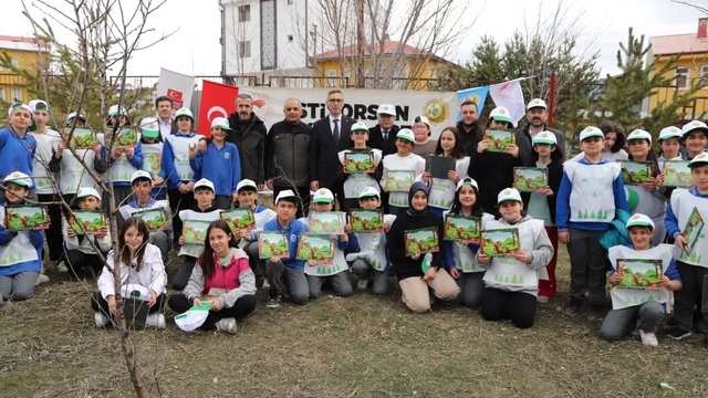Bayburt'ta öğrenciler Orman Haftası kapsamında fidan dikti