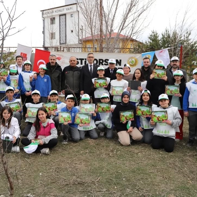 Bayburt'ta öğrenciler Orman Haftası kapsamında fidan dikti