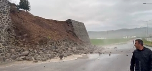 Şırnak'ta istinat duvarının yıkıldığı anlar kamerada