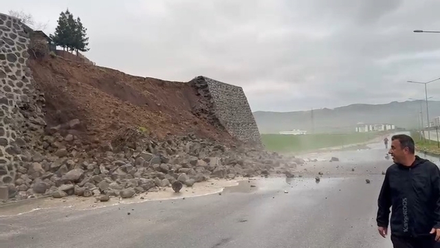 Şırnak'ta istinat duvarının yıkıldığı anlar kamerada