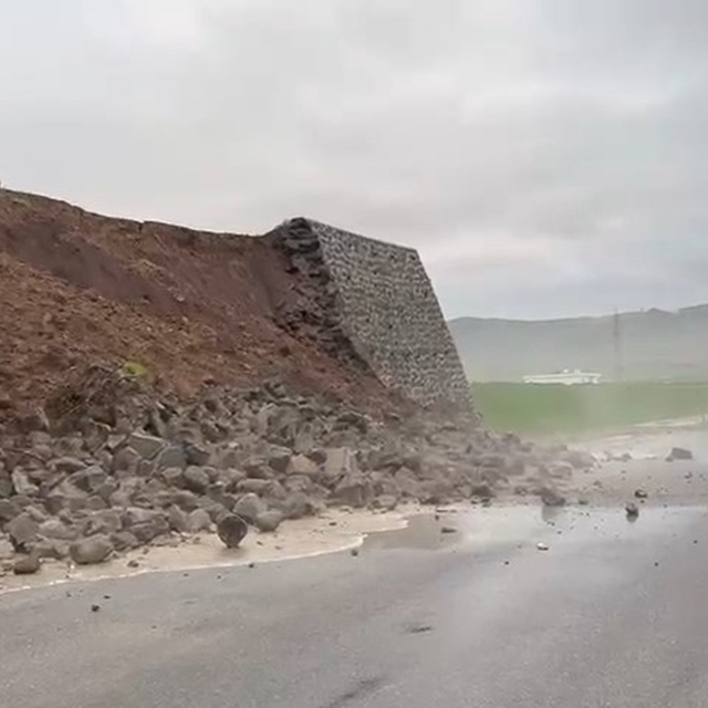 Şırnak'ta istinat duvarının yıkıldığı anlar kamerada