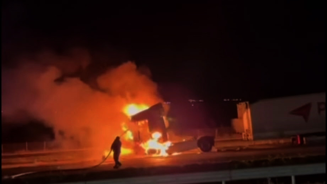 Gaziantep'te seyir halindeki TIR alev alev yandı