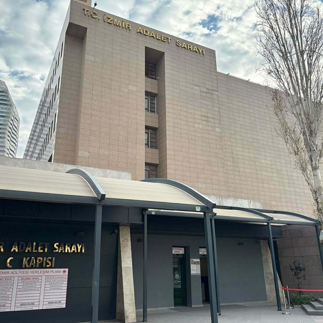 İzmir'de sahte site açıp, dolandırıcılık yapan 25 şüpheli tutuklandı