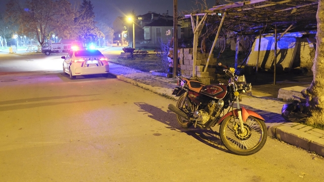 Karaman'da polis ve motosikletli arasında yaşanan kovalamaca film sahnelerini aratmadı
Polisten kaçan 15 yaşındaki ehliyetsiz sürücüye 314 bin lira para cezası yazıldı