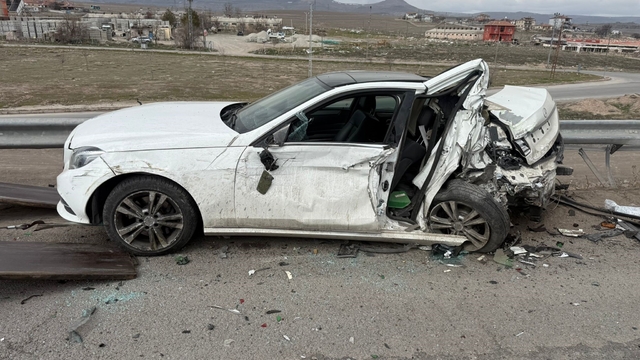 MHP eski milletvekilinin oğlunun yaralandığı kaza kamerada