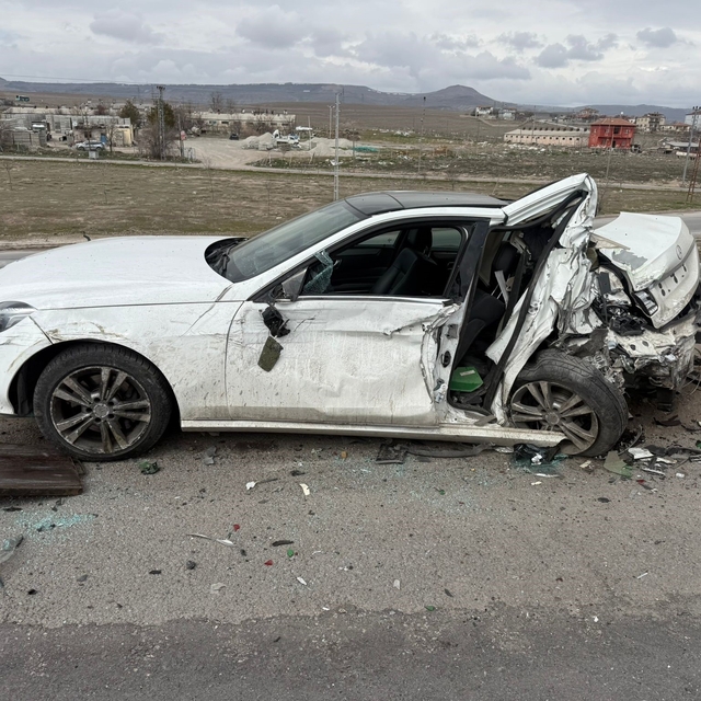 MHP eski milletvekilinin oğlunun yaralandığı kaza kamerada