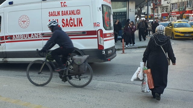 Elektrikli bisiklet, servis aracıyla çarpıştı: 1 yaralı