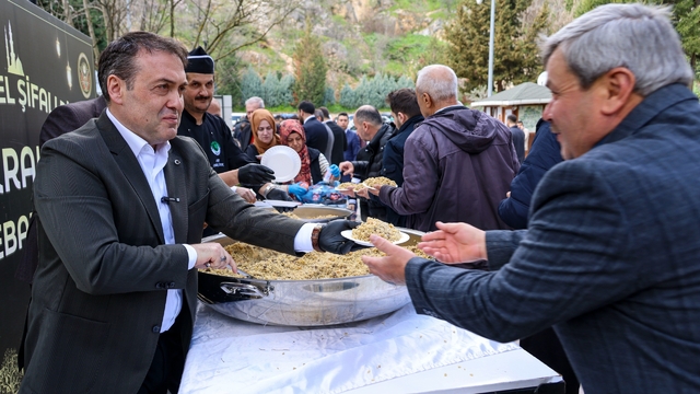Vali Sözer'den Şeyh Edebali Türbesi'nde vatandaşlara şifalı pilav ikramı