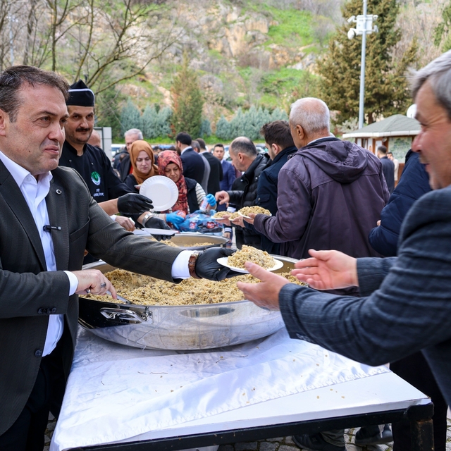 Vali Sözer'den Şeyh Edebali Türbesi'nde vatandaşlara şifalı pilav ikramı