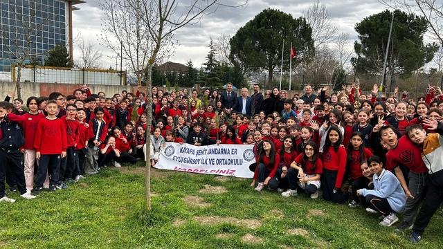 Bursa'da ilköğretim öğrencileri selvi fidanı diktiler
Orman Haftası'nda geleceğe nefes oldular