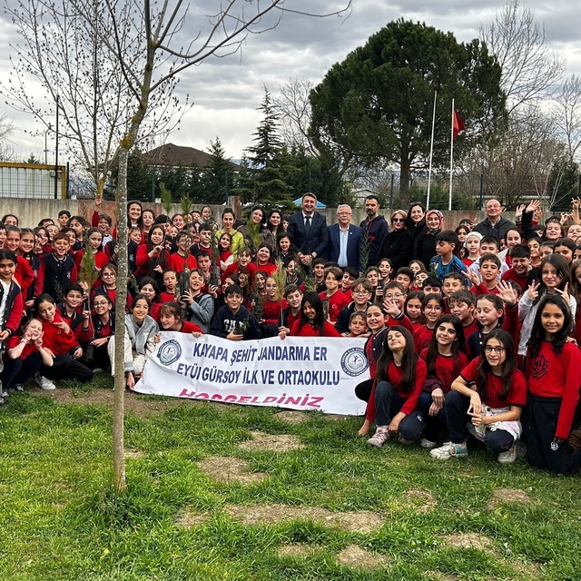 Bursa'da ilköğretim öğrencileri selvi fidanı diktiler
Orman Haftası'nda gel...