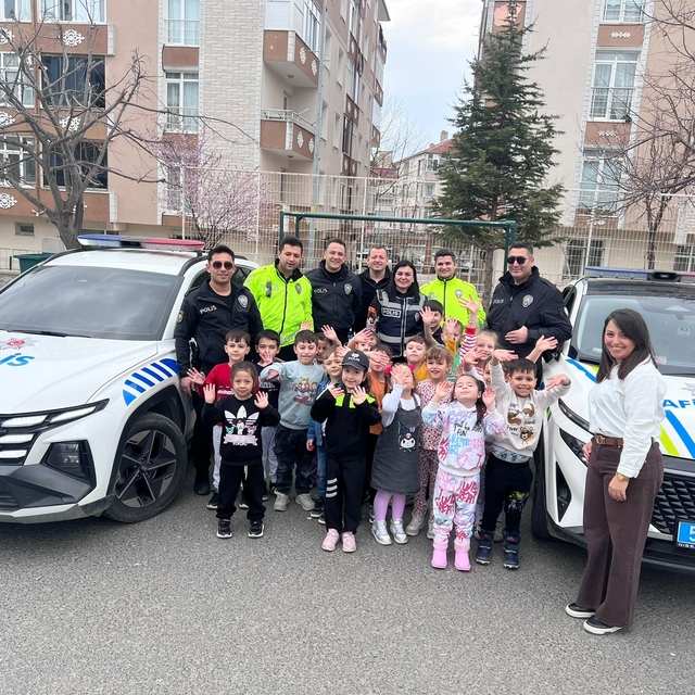 Minik öğrenciler polislik mesleğini yakından tanıdı