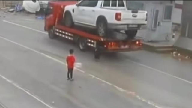 Şırnak'ta yola fırlayan çocuk, sürücünün manevrasıyla ölümden döndü