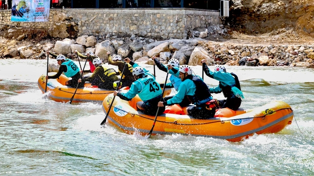 Munzur Nehri'nde 'rafting' heyecanı; 300 sporcu kıyasıya yarıştı