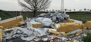 Tekirdağ'da araziye atılan atıklara vatandaşlar tepki gösterdi