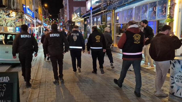 Eskişehir'de geniş çaplı asayiş uygulaması
Binlerce şahsın kimlik bilgileri sorgulanıp, yüzlerce araç ve işletme denetlendi