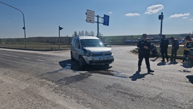 Çorum'da hafif ticari araç ile otomobil çarpıştı: 1 yaralı