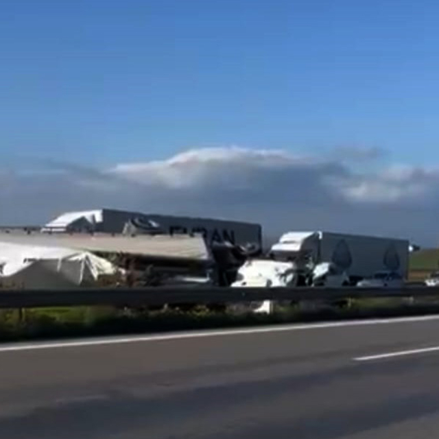 Gaziantep'te TIR, otomobile çarptı: 2 yaralı