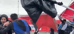 Salda Duatlonu Türkiye Kupası'nda şiddetli rüzgar çadır ve bariyerleri uçurdu, o anlar kameralara yansıdı