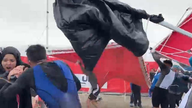 Salda Duatlonu Türkiye Kupası'nda şiddetli rüzgar çadır ve bariyerleri uçurdu, o anlar kameralara yansıdı