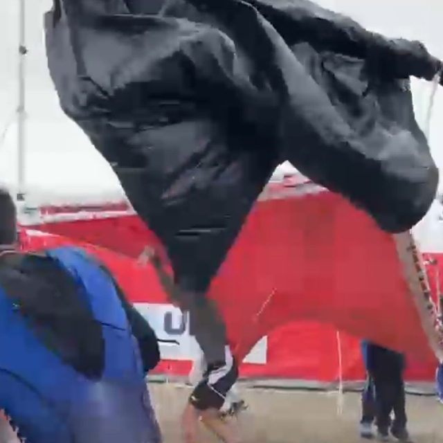 Salda Duatlonu Türkiye Kupası'nda şiddetli rüzgar çadır ve bariyerleri uçur...