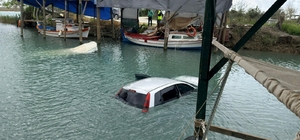 Antalya'da dereye düşen otomobildeki 3 kişi yüzerek kurtuldu