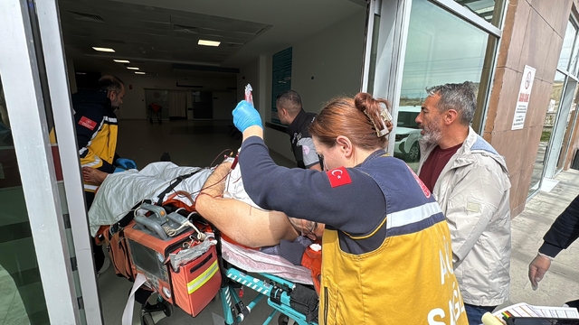 Önce boşanma aşamasında olduğu eşini, sonra kendisini bıçakladı