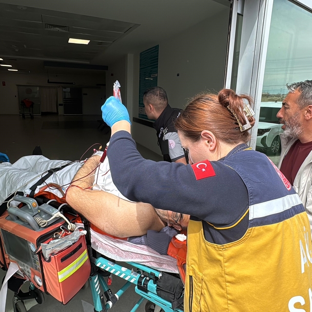 Önce boşanma aşamasında olduğu eşini, sonra kendisini bıçakladı