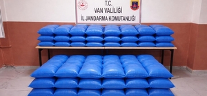 Van'da gümrük kaçağı gıda ve eşya ele geçildi
