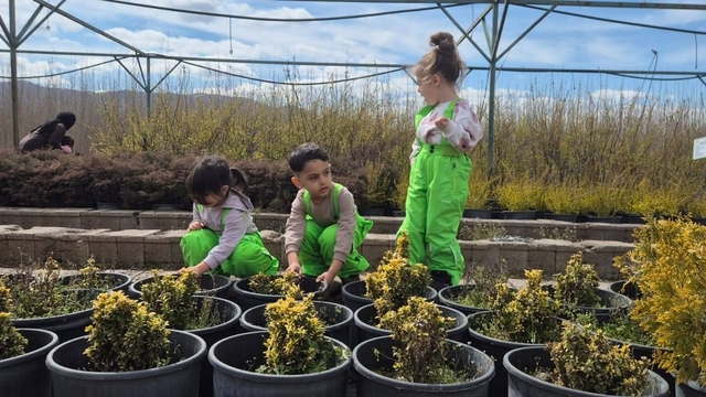 Elazığ'da minik öğrenciler fidanlıkta doğayla buluştu