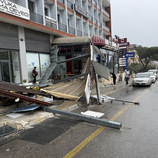 Denizli'de kuvvetli rüzgar hayatı olumsuz etkiliyor