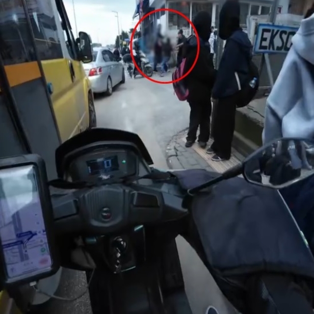 Bursa'da 1 kişinin yaralandığı 'yan bakma' kavgası kamerada