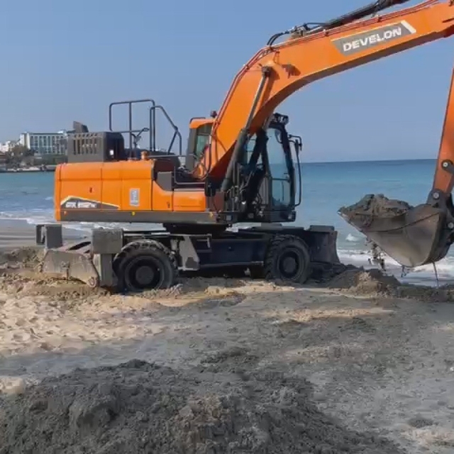 Kuşadası'nın dünyaca ünlü plajları turizm sezonuna hazırlanıyor