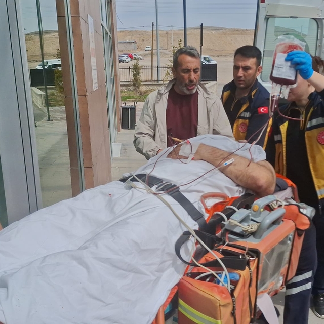 Boşanma aşamasındaki eşini bıçaklayıp, intihar girişiminde bulundu