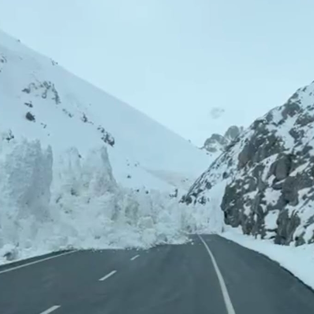 Van-Hakkari karayoluna çığ düştü