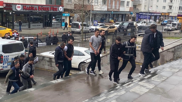 Banka hesabını kiraladığı kişilere ulaşamayınca arkadaşlarını kaçırıp darbettirdi