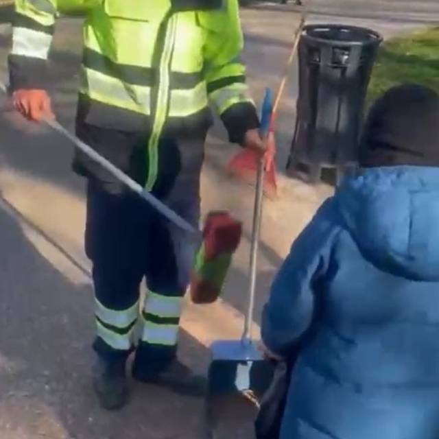 Küçük oğluyla birlikte çalışan temizlik işçisi duygulandırdı